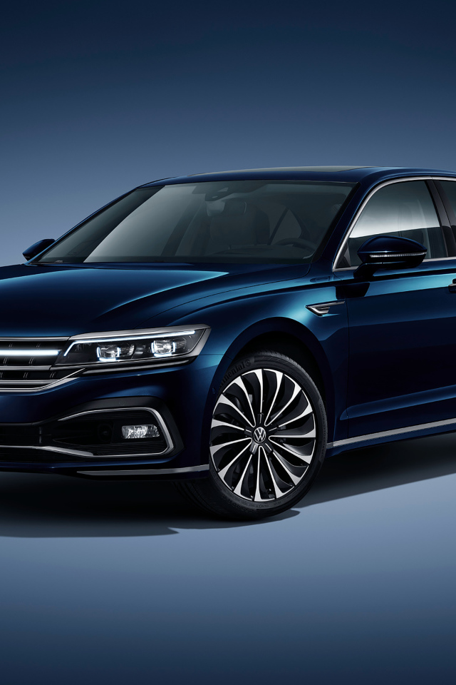 Стильный автомобиль Volkswagen Phideon 2021 года на сером фоне