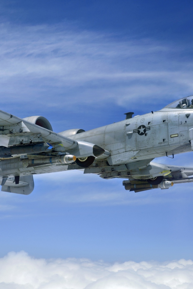 Штурмовик американской авиации A-10 Thunderbolt II AGM-65 Maverick, AIM-9 Sidewinder