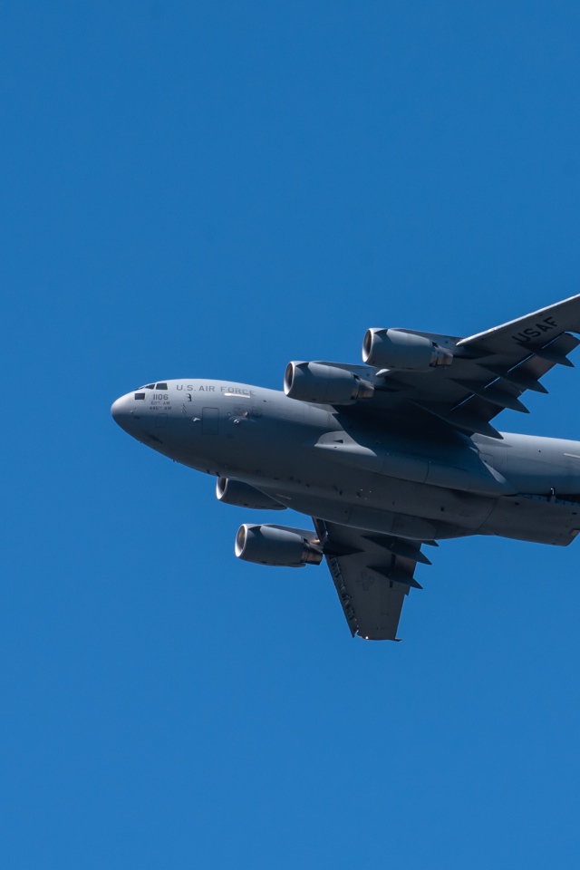 Большой Boeing C-17 Globemaster III в голубом небе 