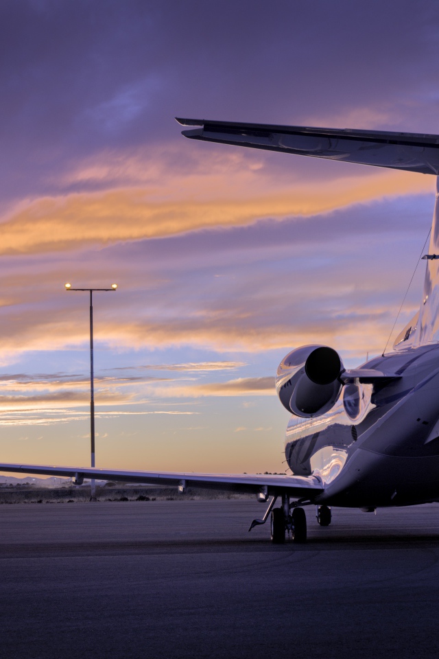 Большой самолет стоит на взлетной полосе  вид сзади