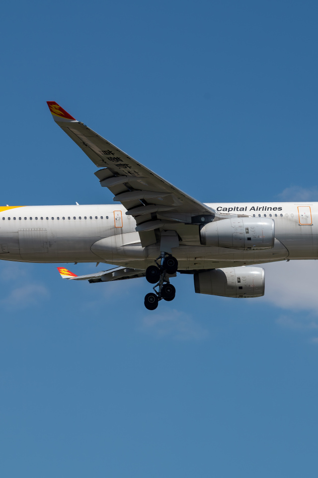 Пассажирский самолет A330-300 авиакомпании Capital Airlines