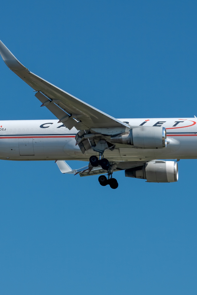 Пассажирский самолет авиакомпании Cargojet в голубом небе 