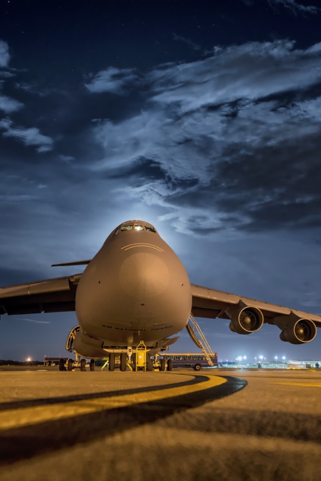 Большой пассажирский самолет на взлетной полосе 