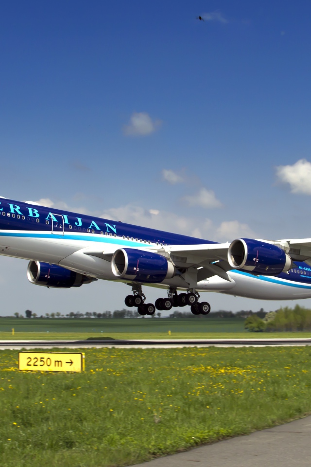 Пассажирский Airbus A-340-500 на взлетной полосе