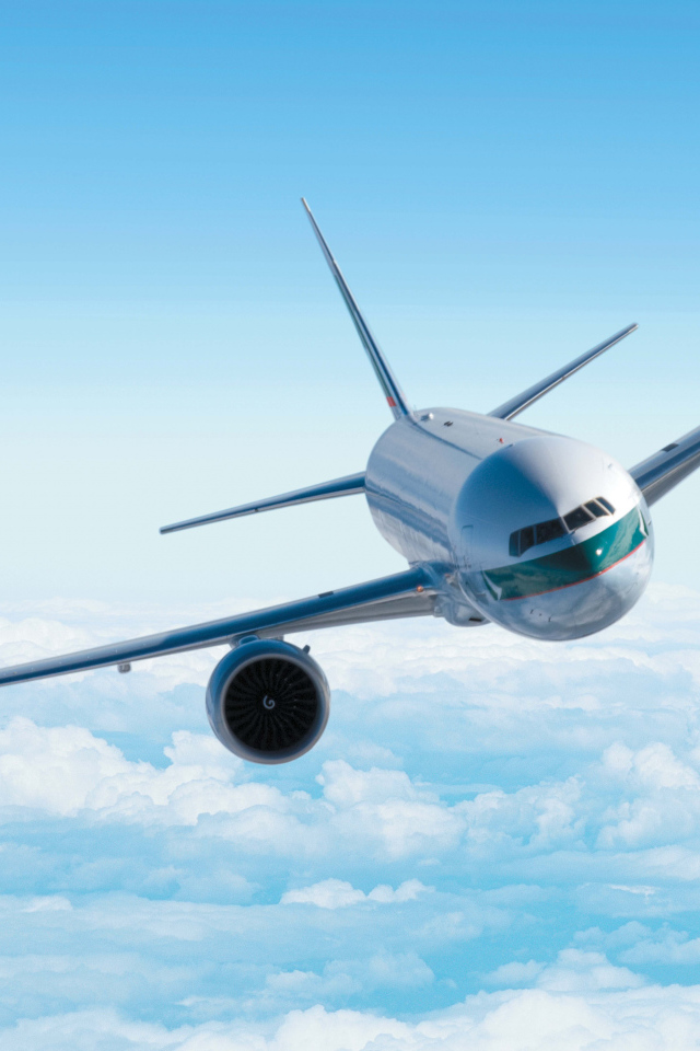 Пассажирский Аэробус а380 летит над облаками