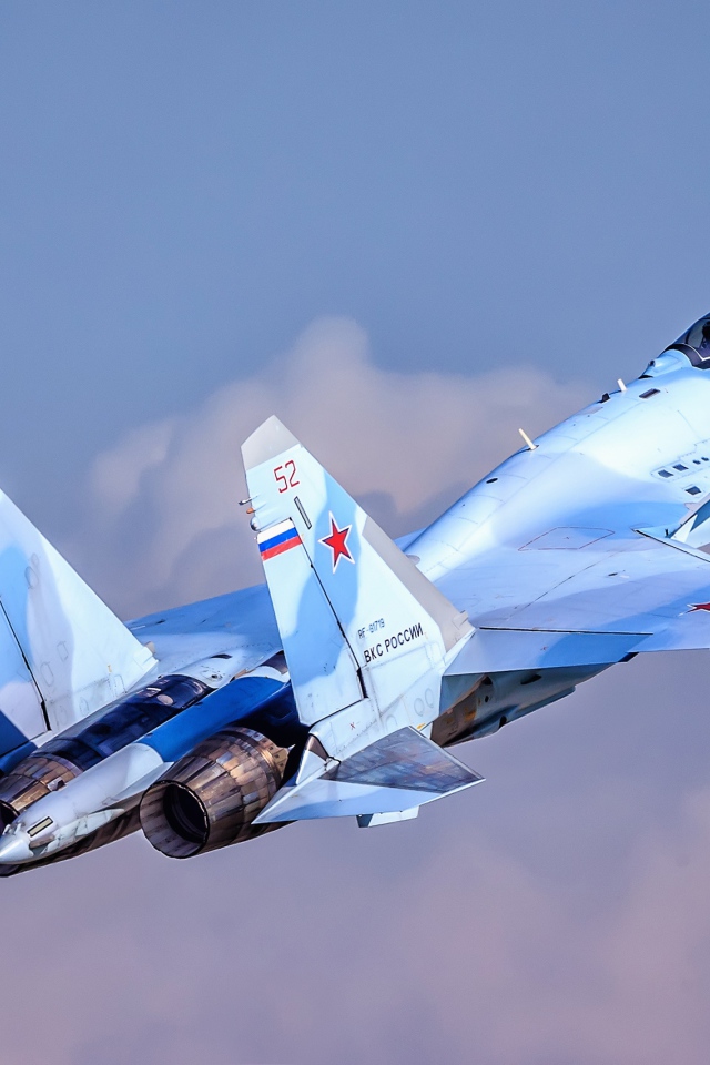 Русский истребитель  Су-35  в воздухе