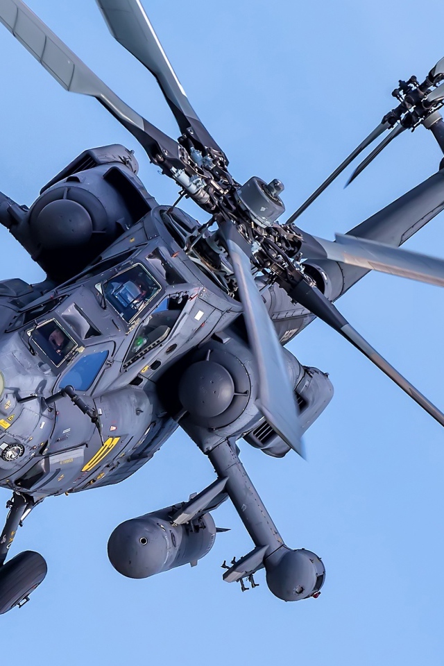 Российский военный вертолет Mil Mi-28H в небе 