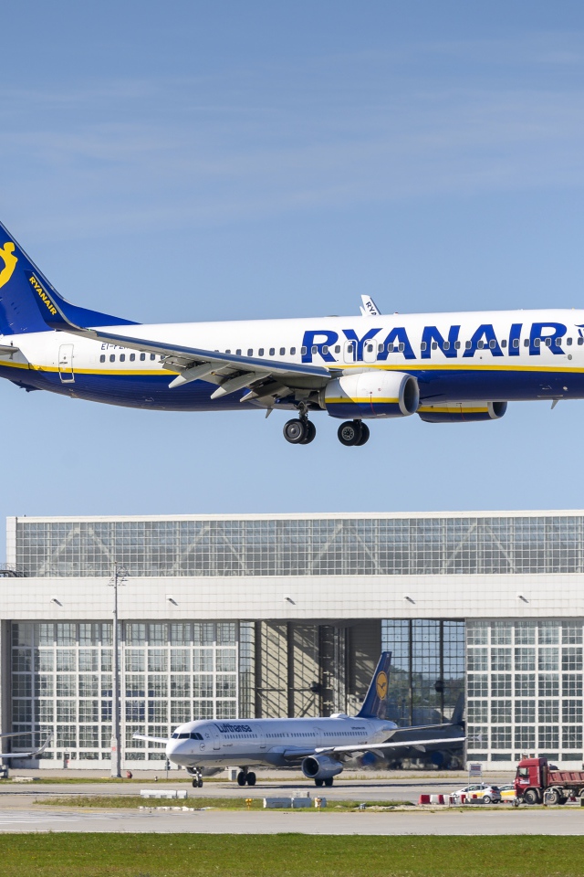 Пассажирский самолет боинг-737-800 авиакомпании  ryanair