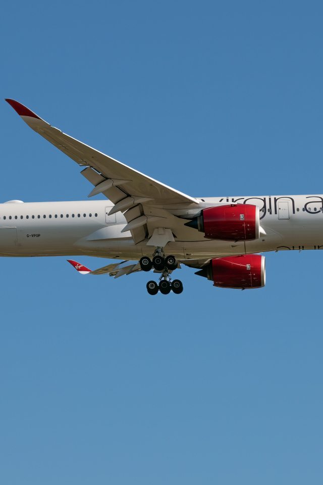 Пассажирский аэробус A350-1000 авиакомпании Virgin Atlantic в небе