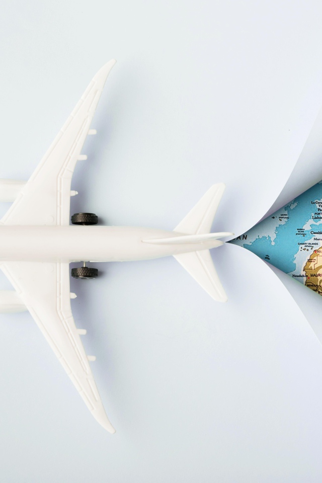 Белый самолет на карте 