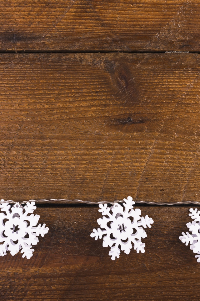 Белые снежинки на деревянном фоне
