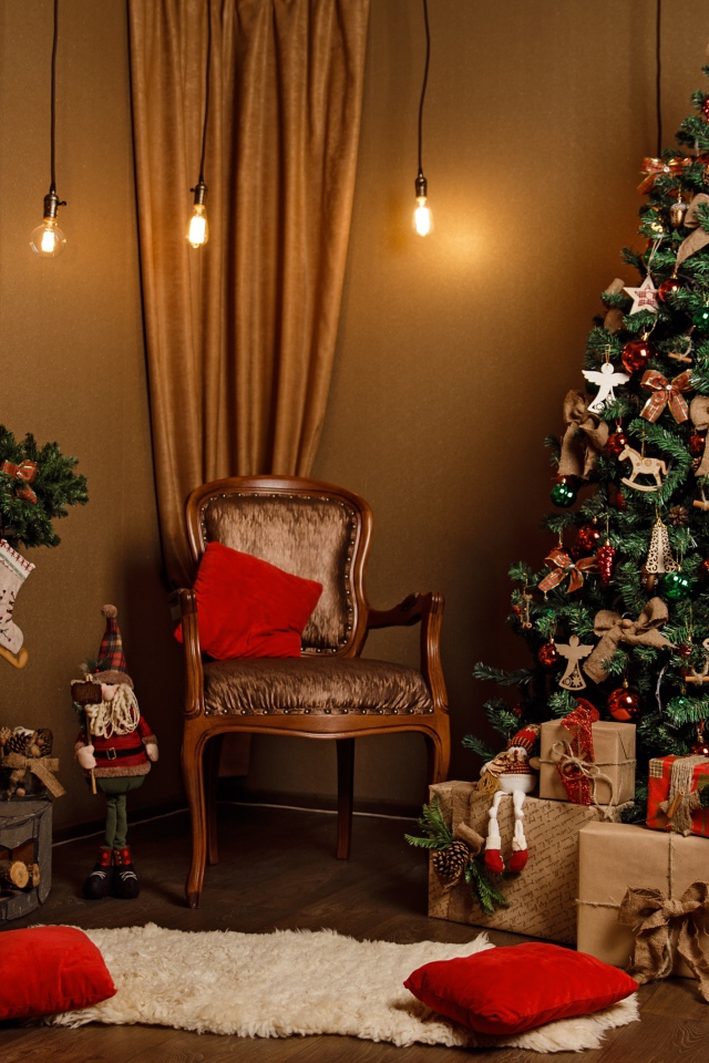 Красивая наряженная елка с подарками на рождество 