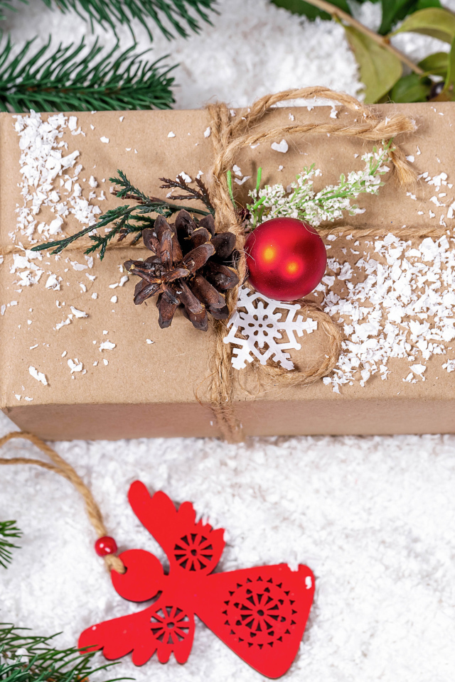 Подарок с еловой веткой и декором на Рождество 