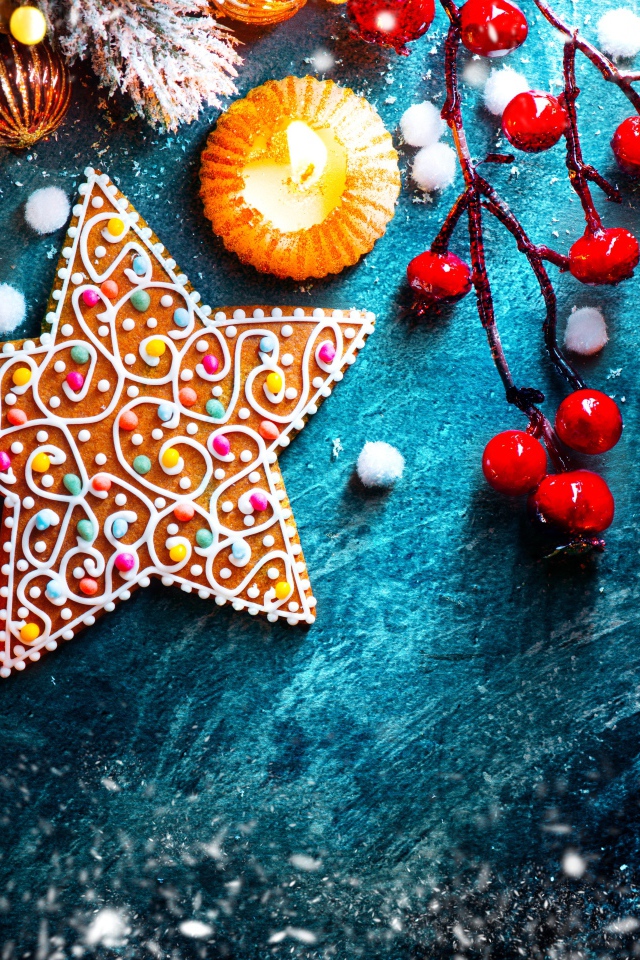 Рождественские пряники с игрушками на столе 