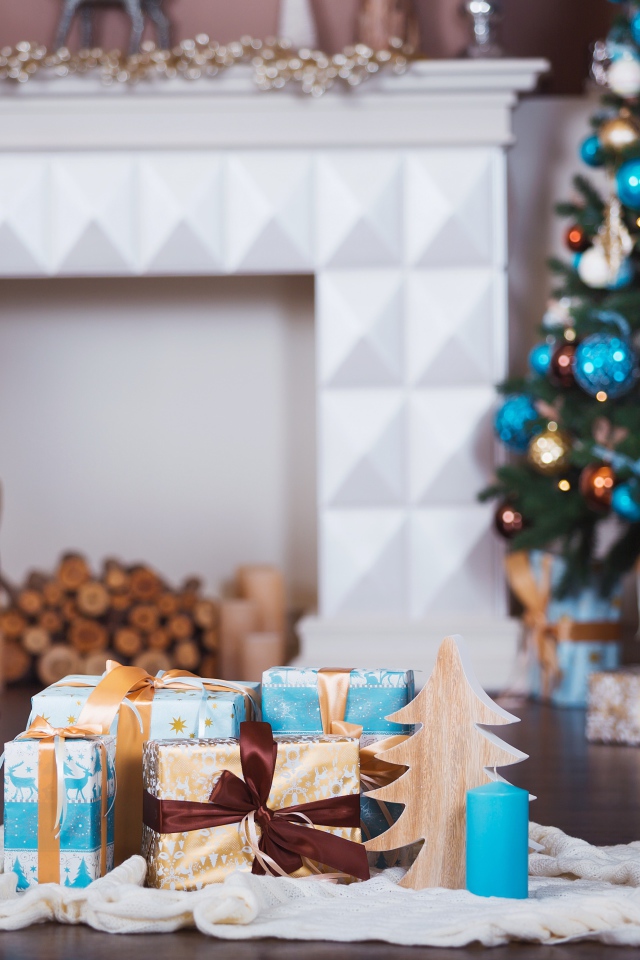 Рождественская ель с подарками у камина 