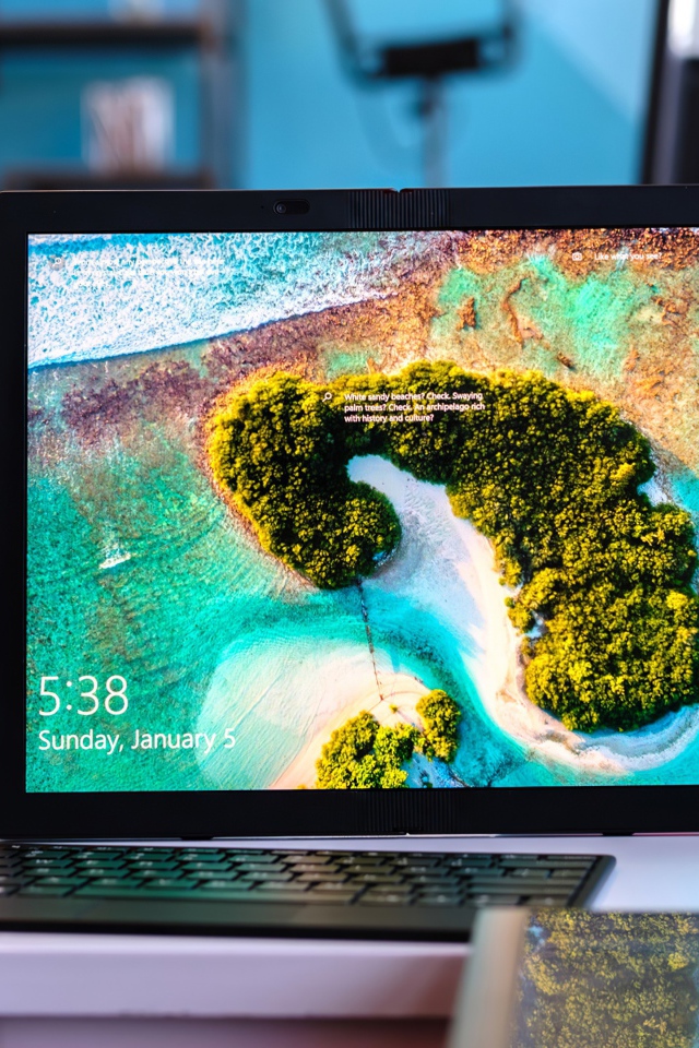 Стильный гибкий ноутбук Lenovo ThinkPad X1 Fold, 2020 года на столе