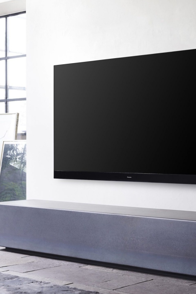 Новый телевизор Panasonic HZ2000 Dolby Vision IQ на стене