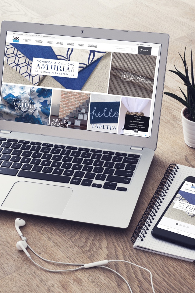 Ноутбук с канцелярскими предметами на столе 