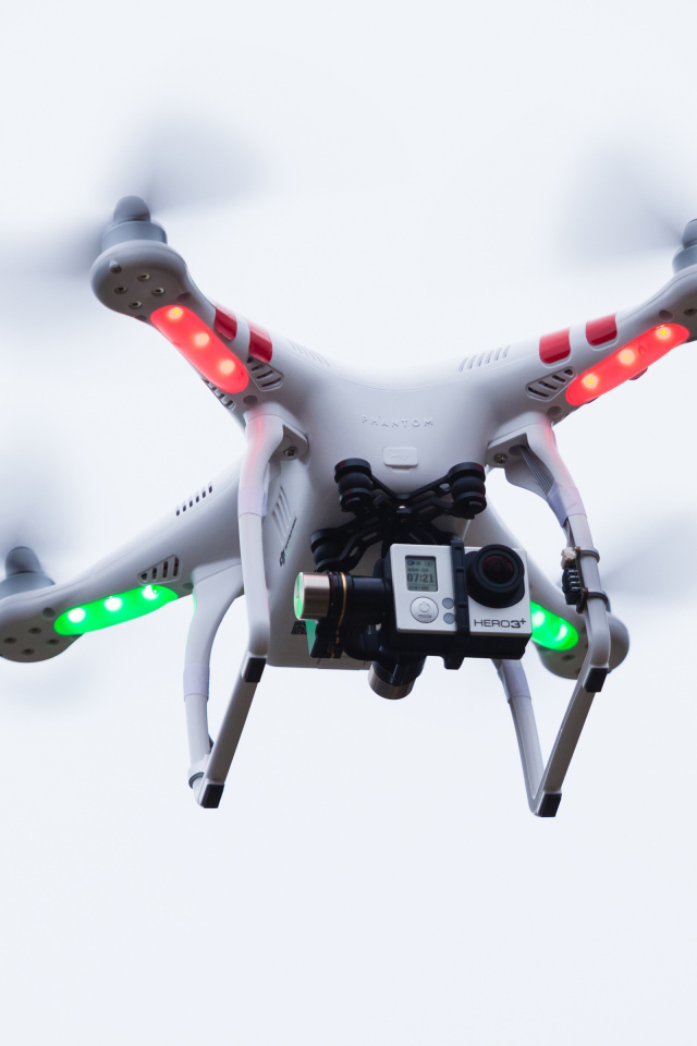 Квадрокоптер с видеокамерой на белом фоне