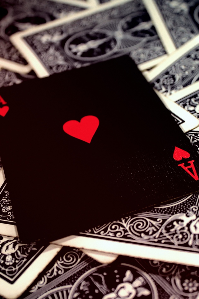 Червовый туз лежит на колоде карт