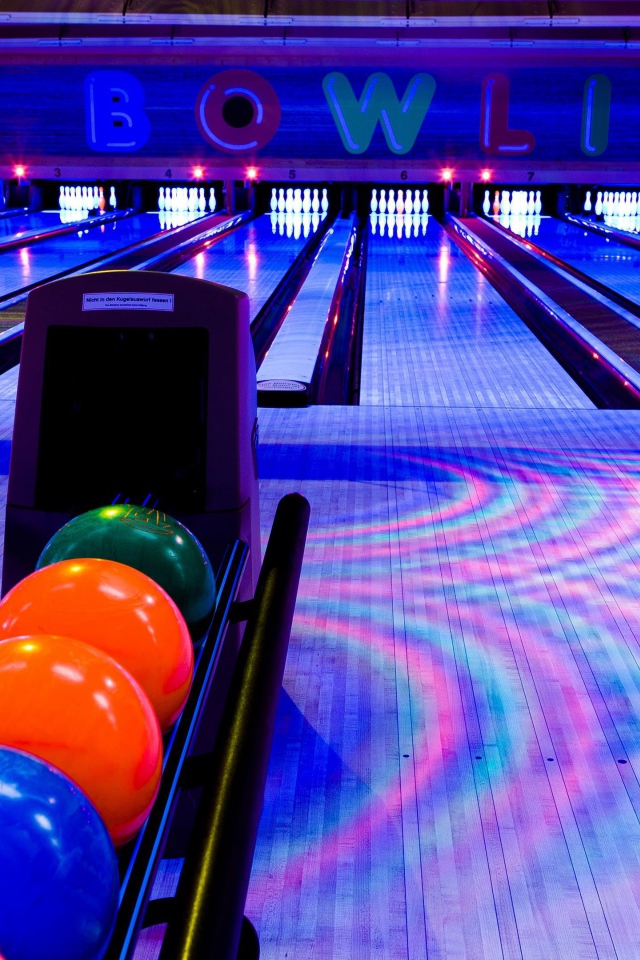 Шары и дорожки в боулинг клубе 