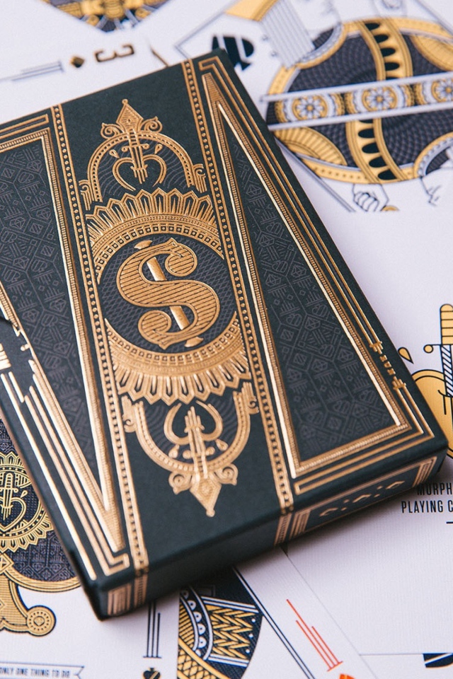 Красивая колода карт на столе 