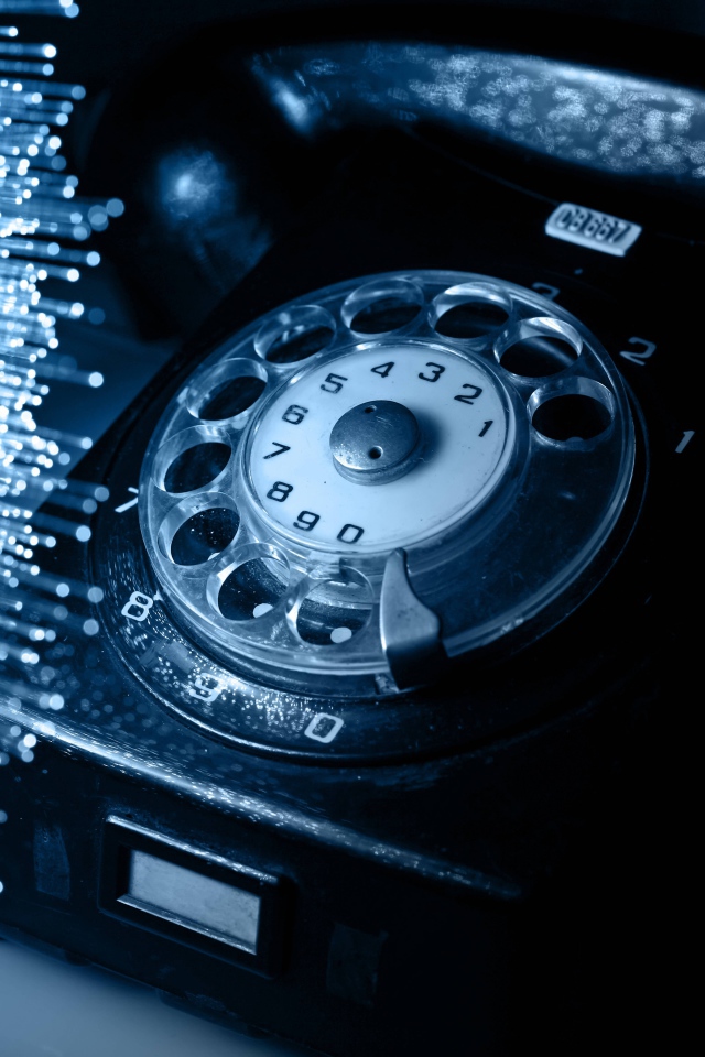 Черный ретро телефон на столе 