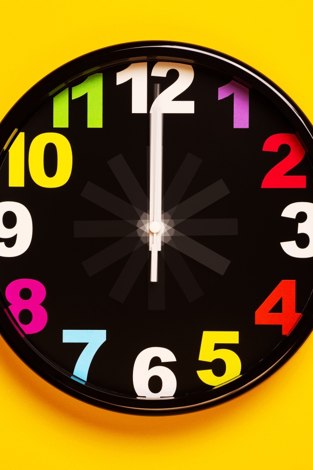 Черные часы на желтом фоне