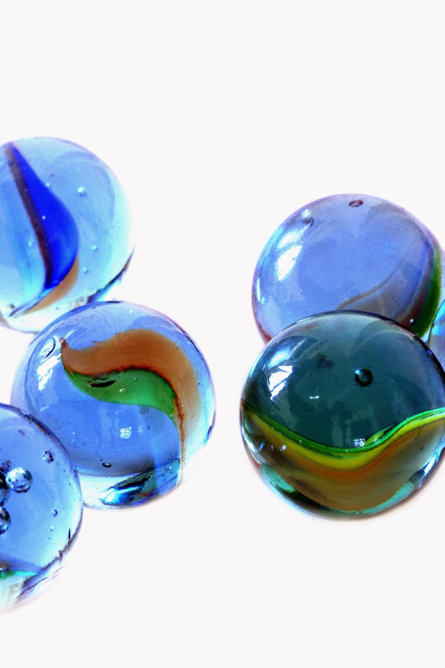 Голубые стеклянные шары на белом фоне 