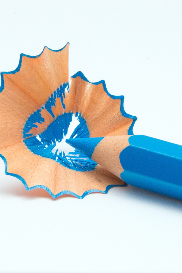 Голубой карандаш со стружкой на белом фоне