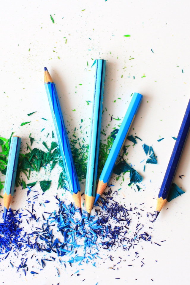 Голубые карандаши на белом фоне 