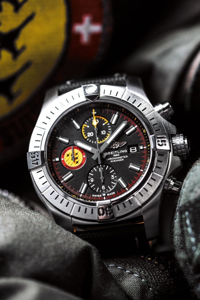 Наручные Breitling лежат на вещах 