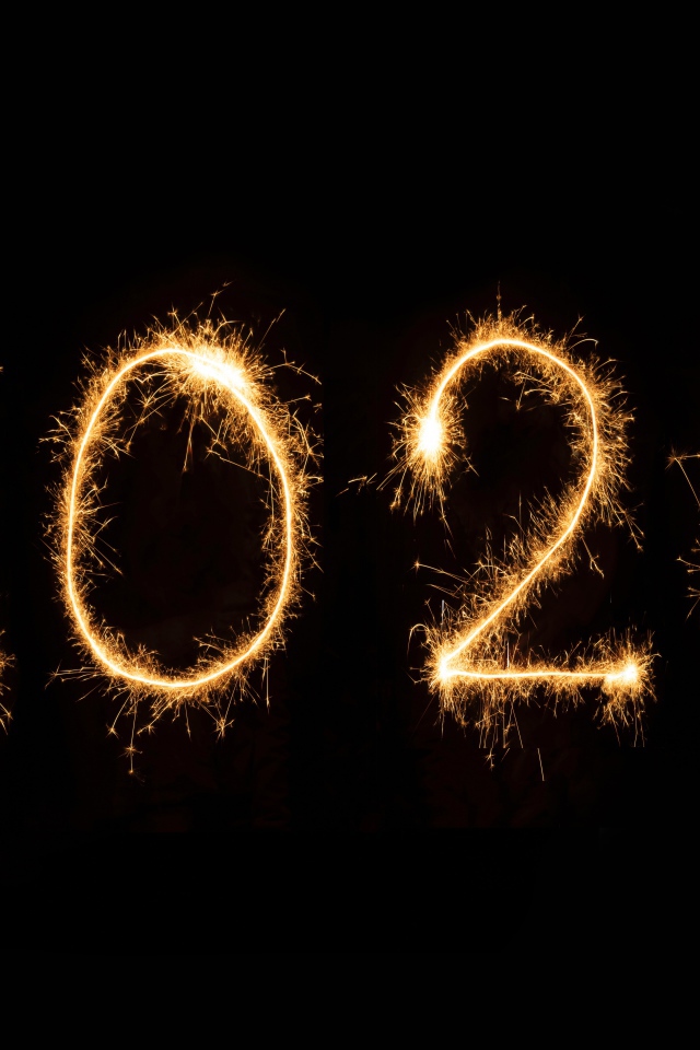 Горящие цифры 2020 на черном фоне 