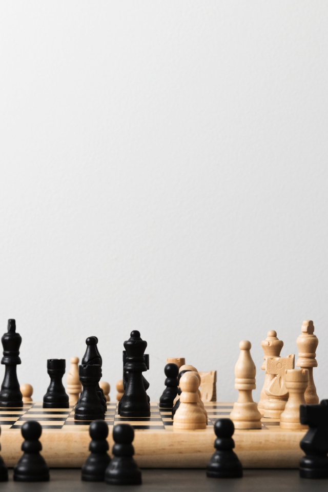 Шахматная доска с фигурами на сером фоне