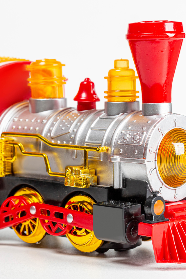 Детский игрушечный паровоз на белом фоне