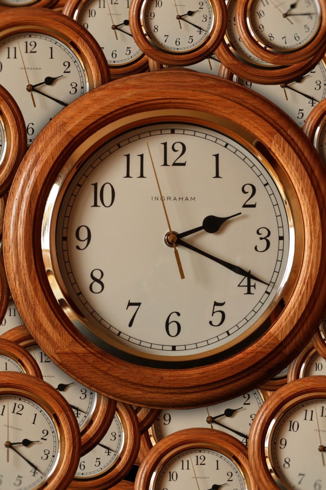 Часы на стене в деревянном корпусе 