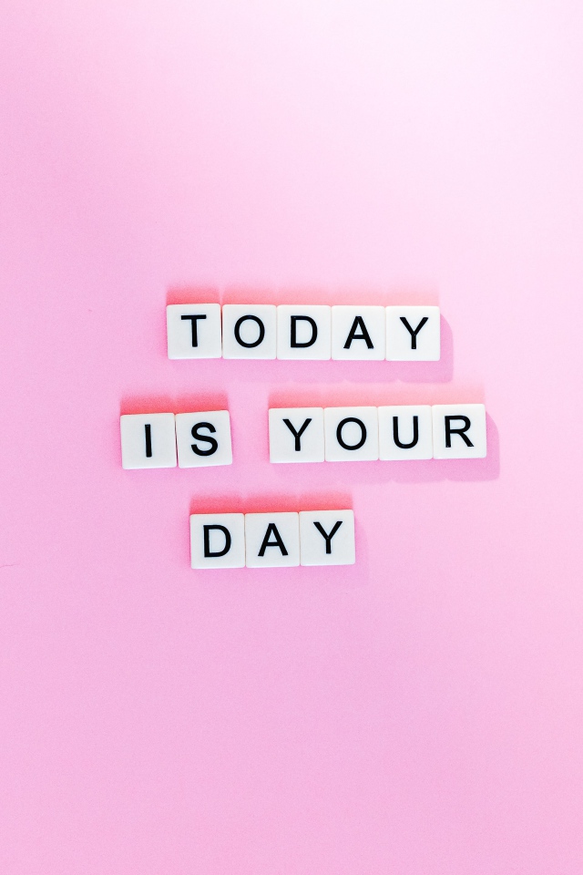 Кубики с надписью Today is your Day на розовом фоне