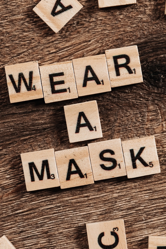 Кубики с буквами на английском языке на деревянном столе 