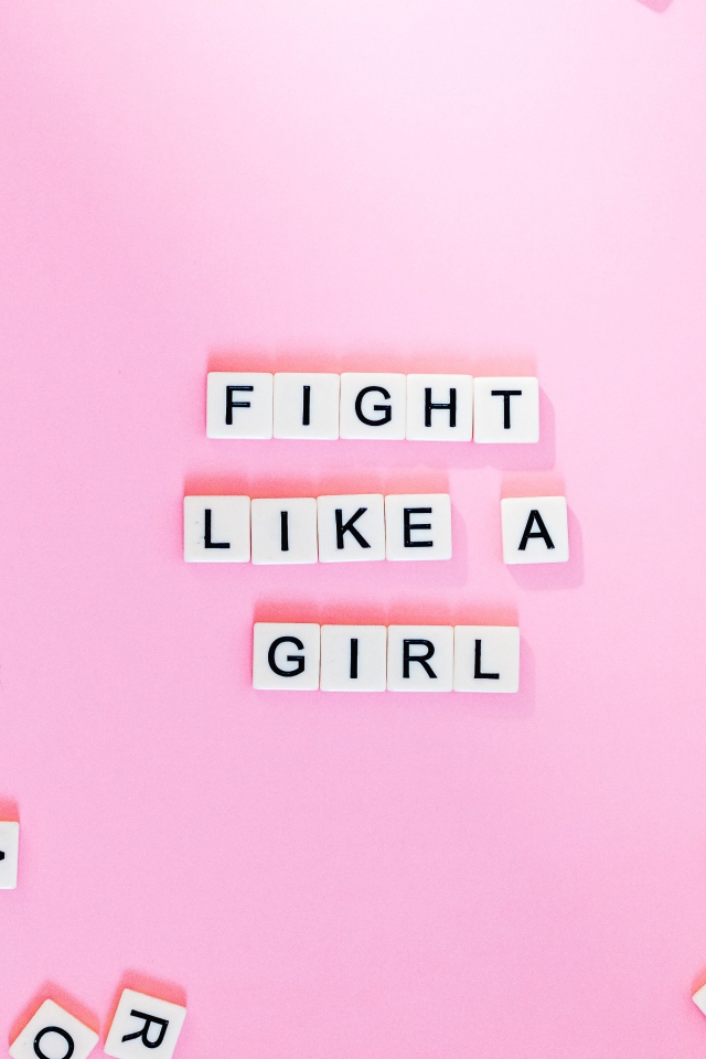 Кубики с надписью Fight like a Girl на розовом фоне
