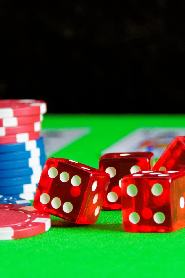 Игральные кости, карты и фишки на столе