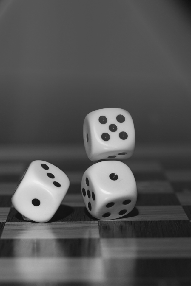 Игральные кости на шахматной доске