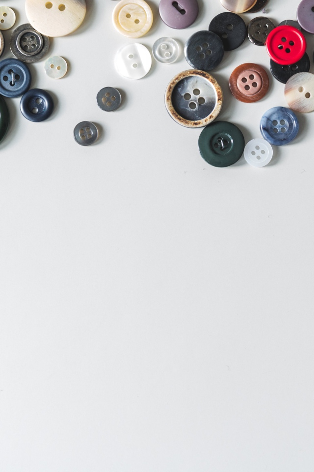 Разные пуговицы на сером фоне