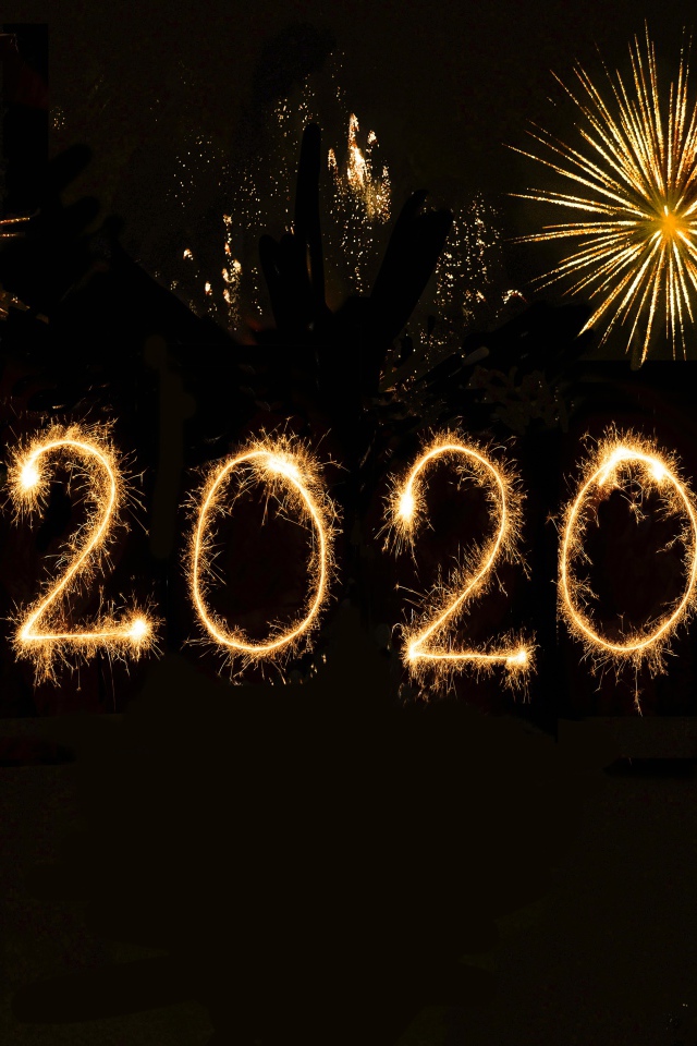 Цифры 2020 и салют на черном фоне