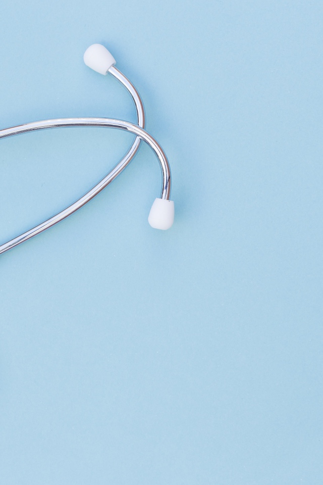 Фонендоскоп врача на голубом фоне