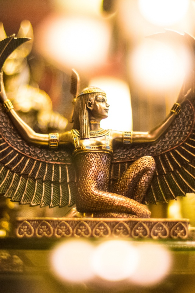 Египетские золотые фигурки на столе 