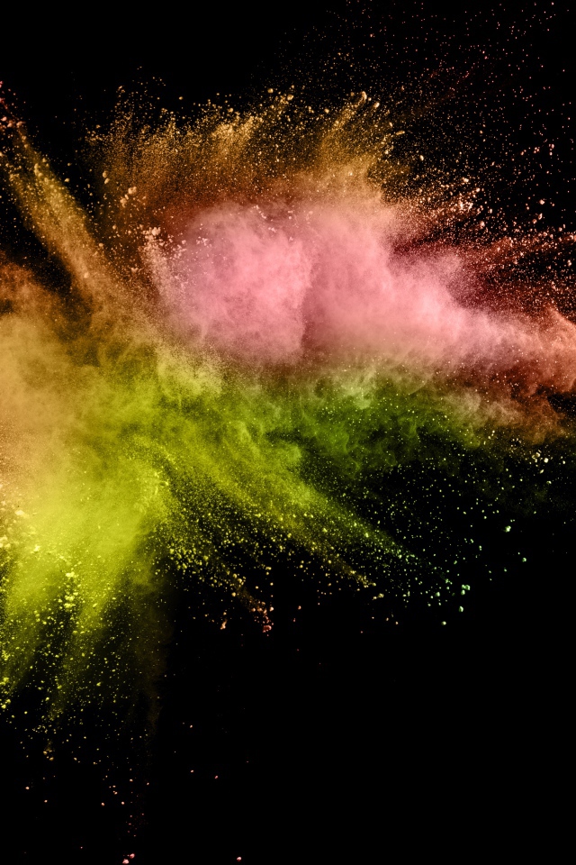 Взрыв разноцветной краски на черном фоне