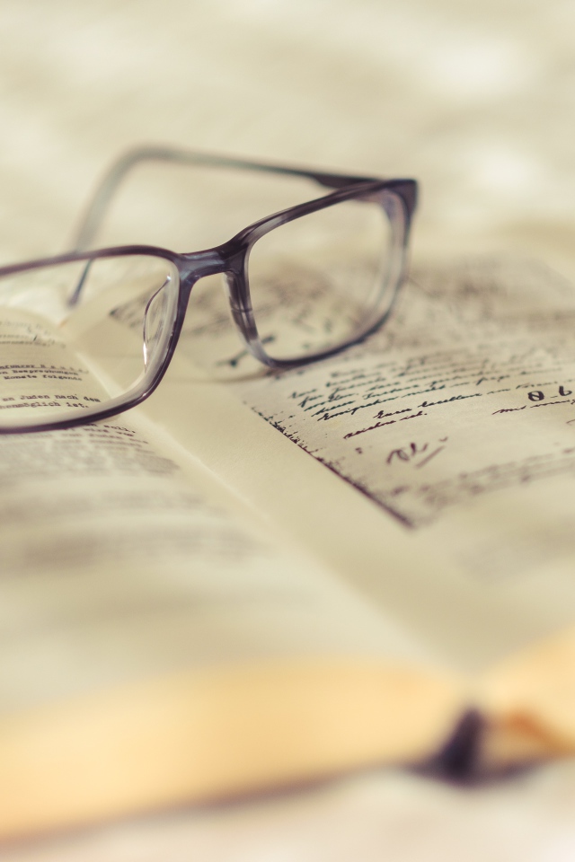 Очки для зрения лежат на книге