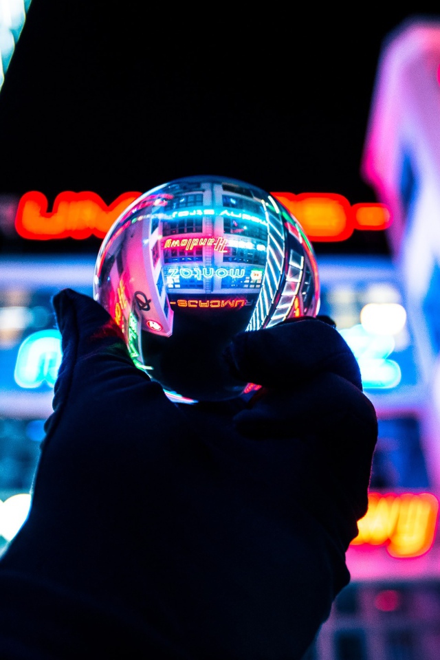 Стеклянный шар в руке на фоне казино 