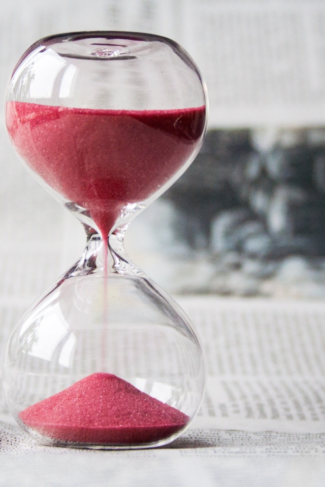 Стеклянные прозрачные часы с розовым песком