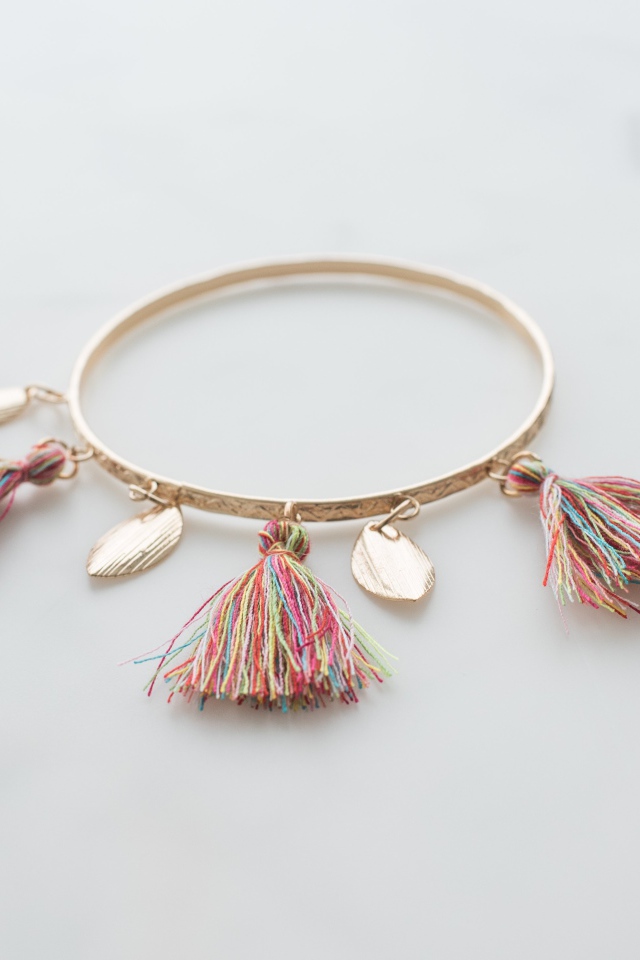 Золотой браслет на сером фоне